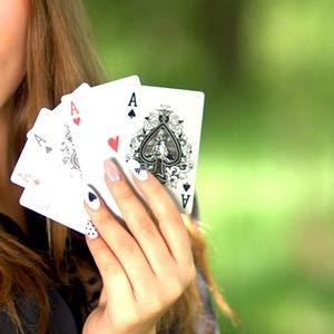 Kvinna håller i en pokerhand